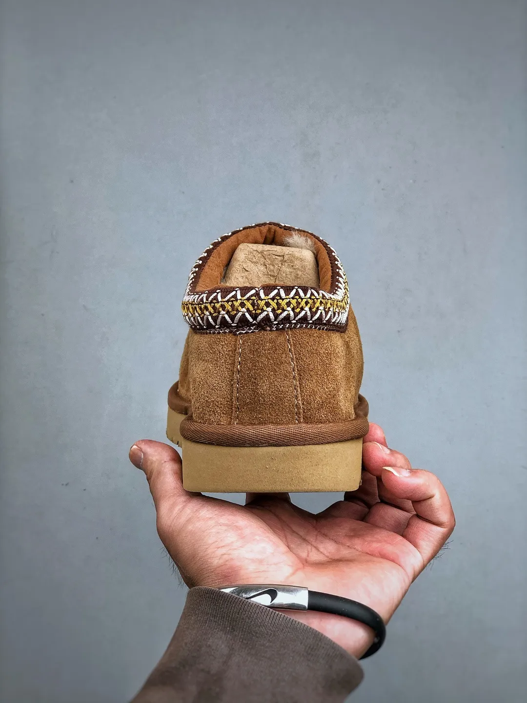 Local self-pickup💰540 supports store placement. The top version on the market. UGG Tazz. Ethnic thin-soled men's and women's models. Xiaohongshu's hot model. Produced by a major foreign trade factory in Guangzhou. Real sheep fur from toe to insole. Independent outer box packaging. Chip. Waterproof process. Different from any version on the market. 5cm thick sole, independently developed original outsole, cashmere insole, keeping warm in winter, suitable for home use. In the new year, uug launched a style series, which is partially geared towards the preferences of young consumers. It has also moved to the forefront of fashion trends. Shoe body material, water-repellent coated suede upper, 17 mm UGGPURE™ implanted wool insole, lightweight non-slip and comfortable rubber outsole, with brand LOGO and trademark, with full package Size: 35 36 37 38 39 40 41 42 43 44 45
